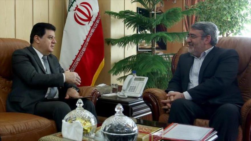 El ministro iraní del Interior, Abdolreza Rahmani Fazli (dcha.), en una reunió con el embajador de Siria en Irán, Andan Mansur, en Teherán, capital iraní. 30 de noviembre de 2015
