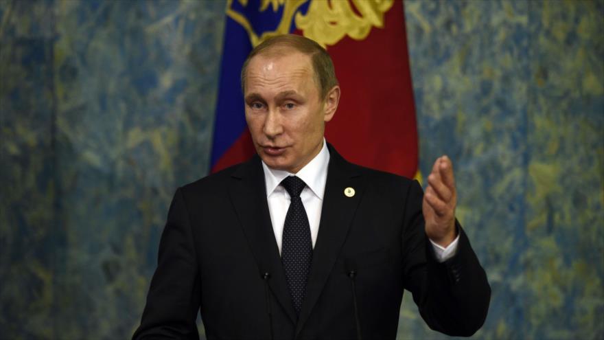 Presidente de Rusia, Vladimir Putin, durante una rueda de prensa en los márgenes de la Cumbre del Clima en París (Francia), 30 de noviembre de 2015.