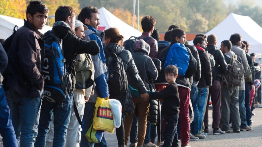 Cola de refugiados sirios en Grecia para cruzar la frontera hacia Europa.