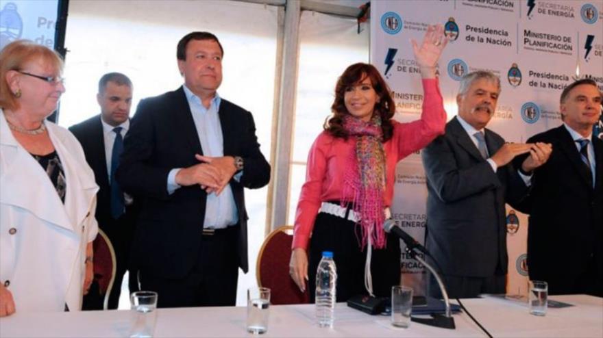 La presidenta de Argentina, Cristina Fernández de Kirchner (centro), pone en funcionamiento una planta de enriquecimiento de uranio para fines pacíficos, al suroeste de Argentina, 30 de noviembre de 2015.