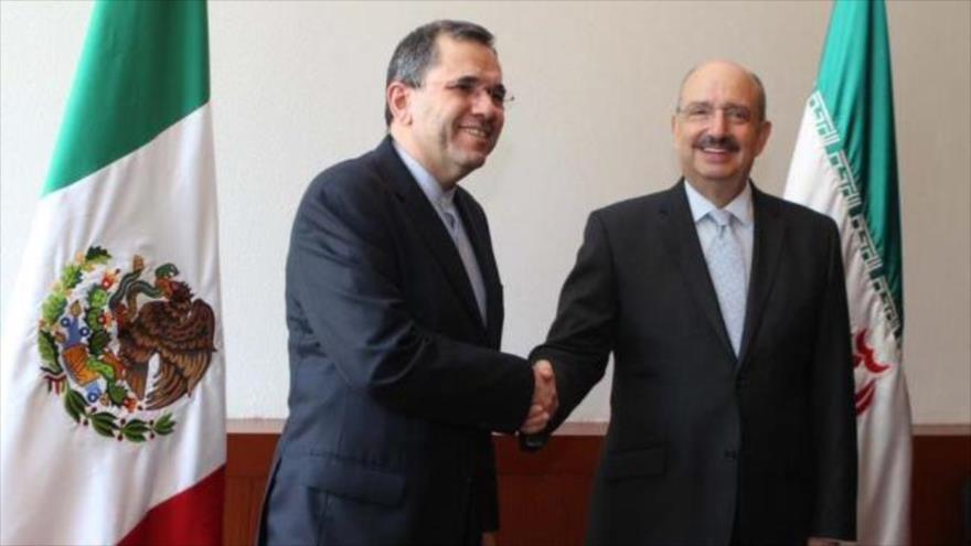 El vicecanciller iraní para Asuntos de América y Europa, Mayid Tajt Ravanchi (izda.), y el vicecanciller mexicano, Carlos de Icaza, durante una visita a la Ciudad de México, 30 de noviembre de 2015.