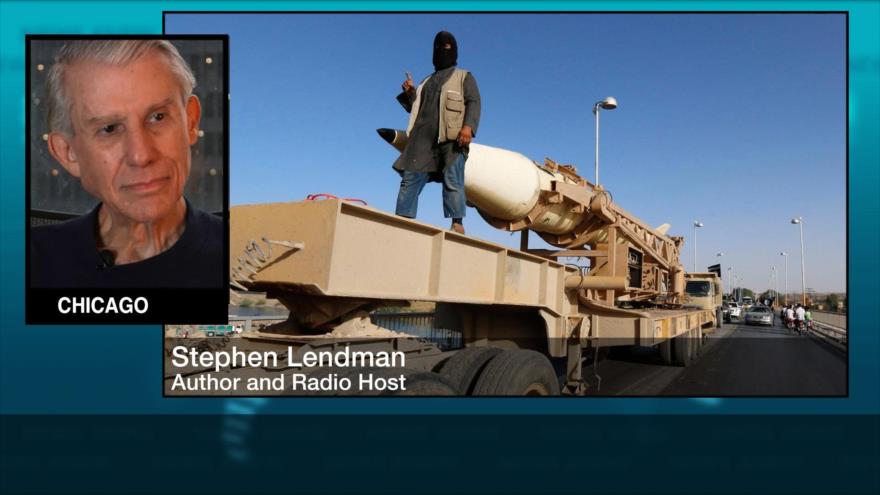 La imagen muestra una foto del analista internacional estadounidense Stephen Lendman (izda.), sobre la pantalla de la televisión iraní en inglés Press TV durante una entrevista exclusiva.
