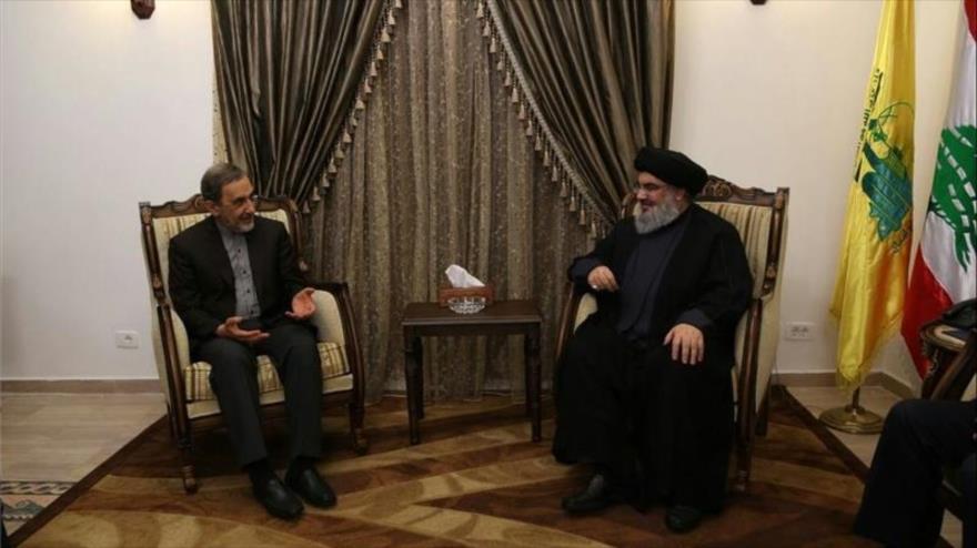 El director del Centro de Estudios Estratégicos del Consejo del Discernimiento del Sistema de la República Islámica de Irán, Ali Akbar Velayati (izda.), reunido con el secretario general del Movimiento de Resistencia Islámica de El Líbano (Hezbolá), Seyed Hasan Nasrolá, en Beirut, capital libanesa. 1 de diciembre de 2015