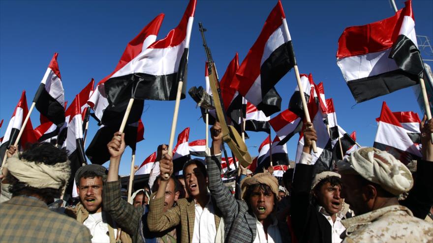 Yemeníes reunidos en Saná, la capital, para conmemorar el 48 aniversario de la independencia del sur del país del R. Unido, 30 de noviembre de 2015.