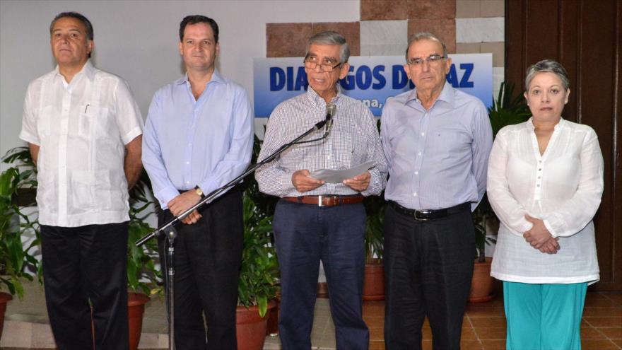 El general Jorge Enrique Mora (centro) da lectura a una declaración durante las conversaciones de paz con las FARC en La Habana (Cuba), junto a otros miembros de la delegación del Gobierno colombiano. 1 de diciembre de 2015