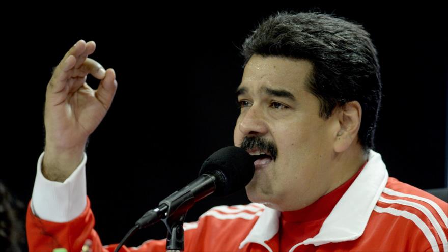 Presidente de Venezuela, Nicolás Maduro, habla durante un acto de campaña en el estadio Poliedro de Caracas, 30 de noviembre de 2015.