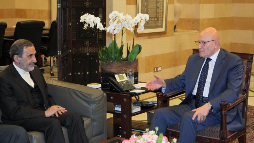 El asesor del Líder iraní, Ali Akbar Velayati (izda.), se reúne con el primer ministro libanés, Tammam Salam, en Beirut. 30 de noviembre de 2015 