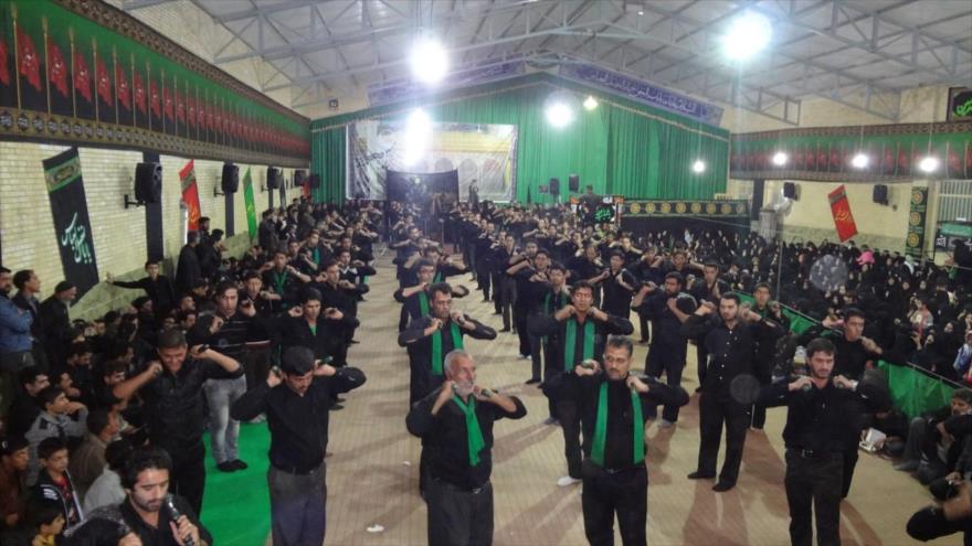 Iraníes participan en la ceremonia de luto en el día de Arbaín.