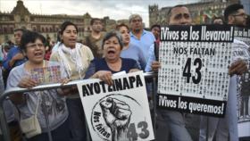 Padres de los 43 ponen fin a su plantón frente a Los Pinos en México