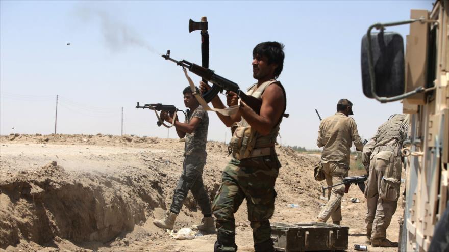 Combatientes iraquíes abren fuego contra posiciones del grupo terrorista EIIL (Daesh, en árabe) en la ciudad de Faluya, al oeste de la capital Bagdad.