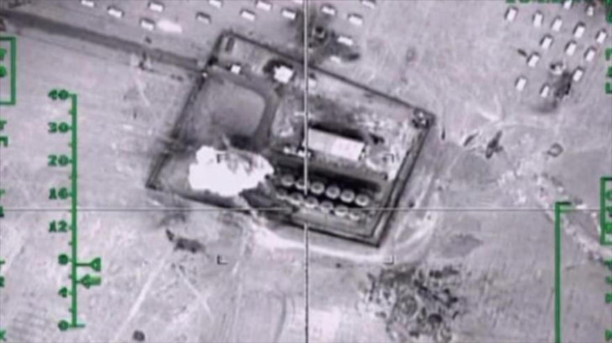 El Ministerio de Defensa de Rusia publica vídeos de atacar enormes depósitos de petróleo que roba el grupo terroristas EIIL (Daesh, en árabe) de Siria.