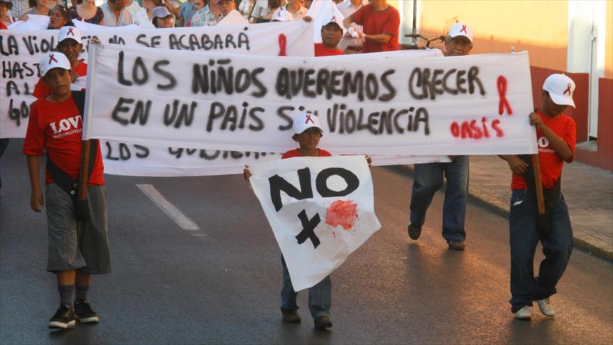 Una marcha de niños contra la violencia generada en México.