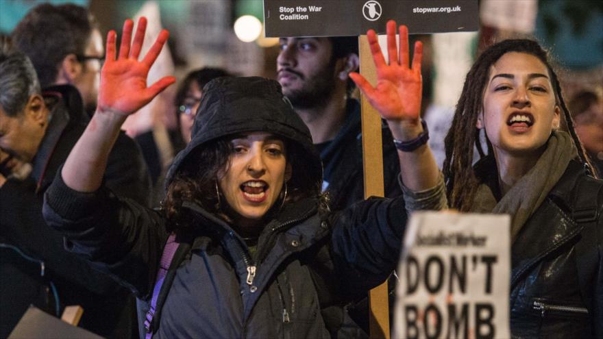 Británicos se reúnen frente al Parlamento para denunciar la decisión de los parlamentarios sobre Siria, 2 de diciembre de 2015.