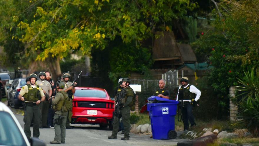 Policías desplegados en el lugar del tiroteo que deja al menos 14 muertos en el condado de San Bernardino, 2 de diciembre de 2015.