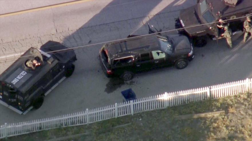 Policías rodean el coche de uno de los sospechosos del tiroteo en el condado de San Bernardino, 2 de diciembre de 2015.