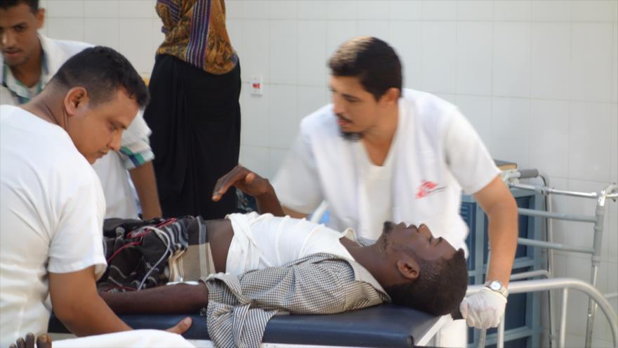 Personal de Médicos Sin Fronteras trasladan a una víctima de los bombardeos saudíes a una instalación médica.
