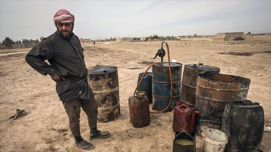 Un hombre trabaja en la refinería de petróleo en la ciudad siria de Al-Raqa, uno de los principales bastiones del grupo terrorista EIIL.