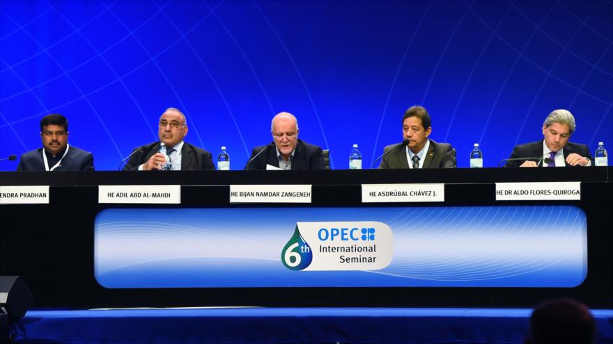 El ministro de Petróleo iraní, Biyan Namdar Zangane (C) en una reunión de la Organización de Países Exportadores de Petróleo (OPEP) celebrada en Viena. 3 de junio de 2015