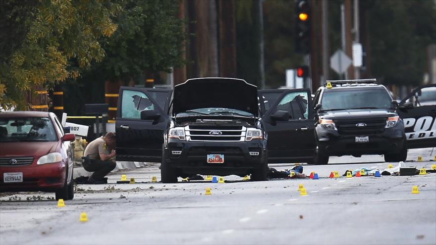 Agentes de policía de EE.UU. investigan el área en torno al vehículo que fue escenario de un tiroteo registrado en San Bernardino (California), 3 de diciembre de 2015.