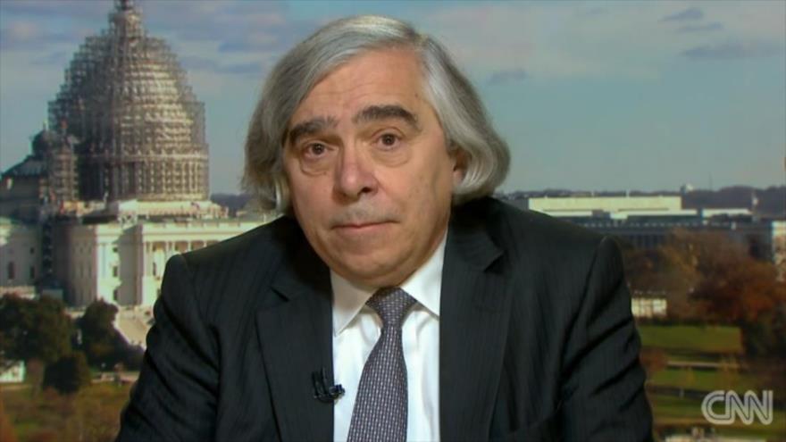 El secretario de Energía de Estados Unidos, Ernest Moniz, habla del programa nuclear iraní durante una entrevista en un medio norteamericano, 3 de diciembre de 2015.