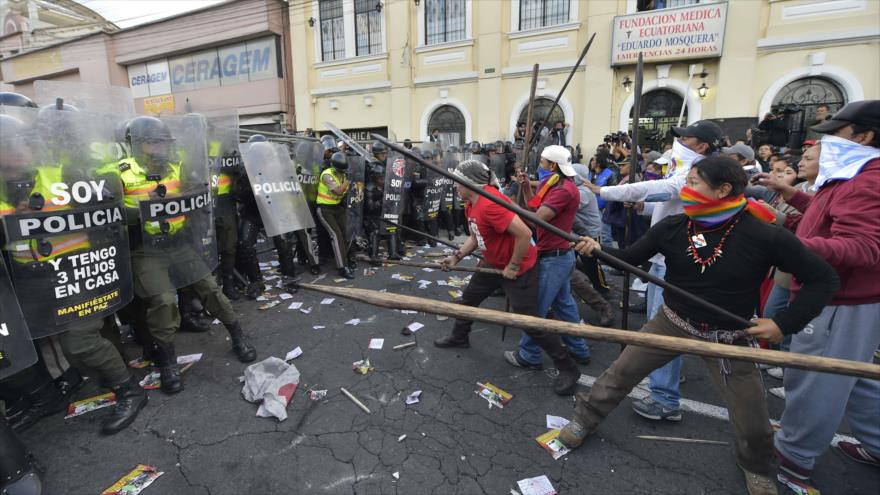 Violentas manifestaciones fuera de la Asamblea Nacional de Ecuador contra las enmiendas constitucionales, 3 de diciembre de 2015.