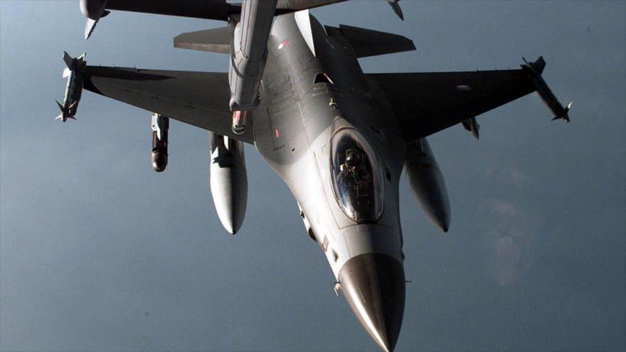 Un avión de combate F-16 holandés durante un reabastecimiento de combustible en el aire.