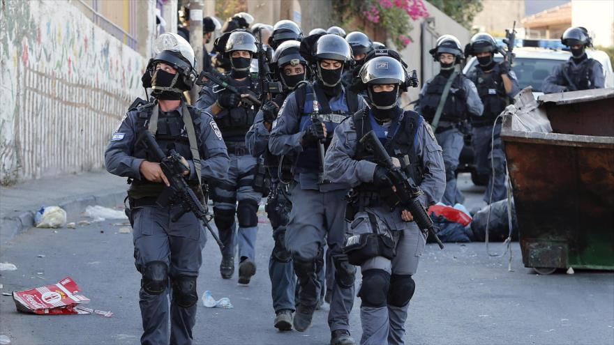 Fuerzas israelíes se despliegan en un pueblo cerca de Al-Quds (Jerusalén).