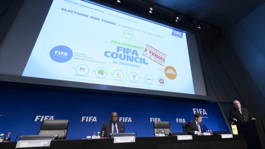 Issa Hayatou, presidente interino de la FIFA (izda.), durante la reunión del Comité Ejecutivo, 3 de diciembre de 2015.