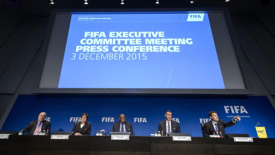 Issa Hayatou, presidente interino de la FIFA (C), durante la reunión del Comité Ejecutivo, 3 de diciembre de 2015.