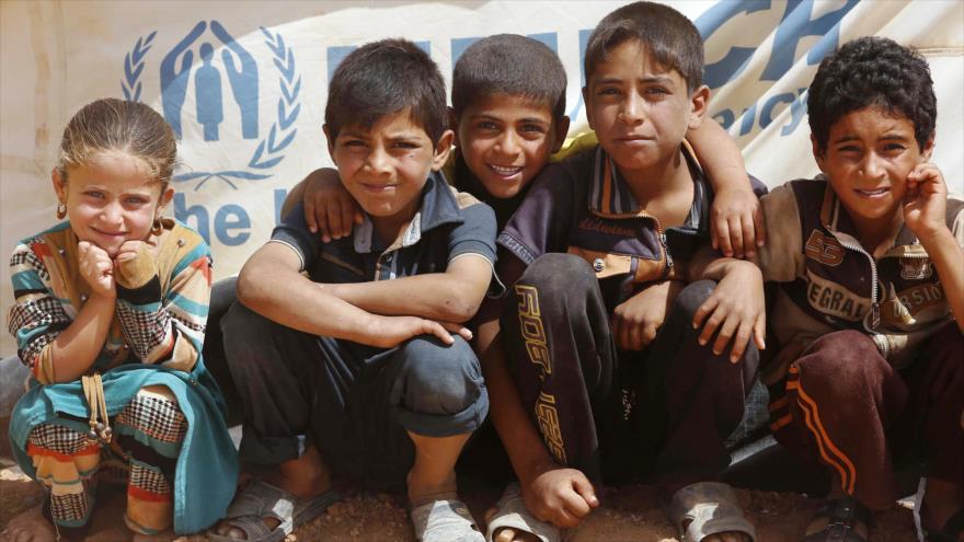 Niños desplazados iraquíes se encuentran en un campo de refugiados instalado en la provincia occidental de Al-Anbar.