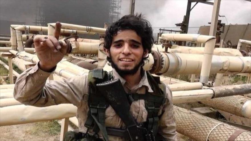 Integrante del grupo terrorista EIIL (Daesh, en árabe) en una refinería de Baiyi, una región situada a 200 kilómetros al norte de la capital Bagdad, Irak.