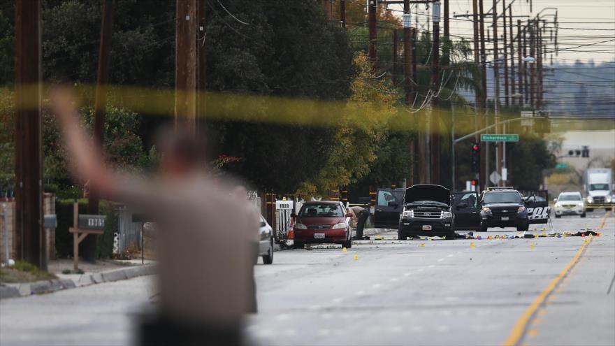 Evacúan a los sobrevivientes de la escena del tiroteo de San Bernardino (California, en el oeste de Estados Unidos), 2 de diciembre de 2015.