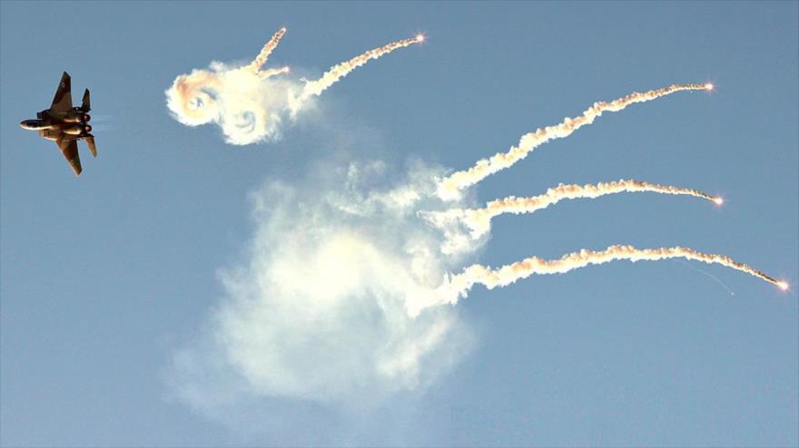 Un cazabombardero F-15 Strike Eagle israelí, de producción estadounidense, lanzando sus bengalas.