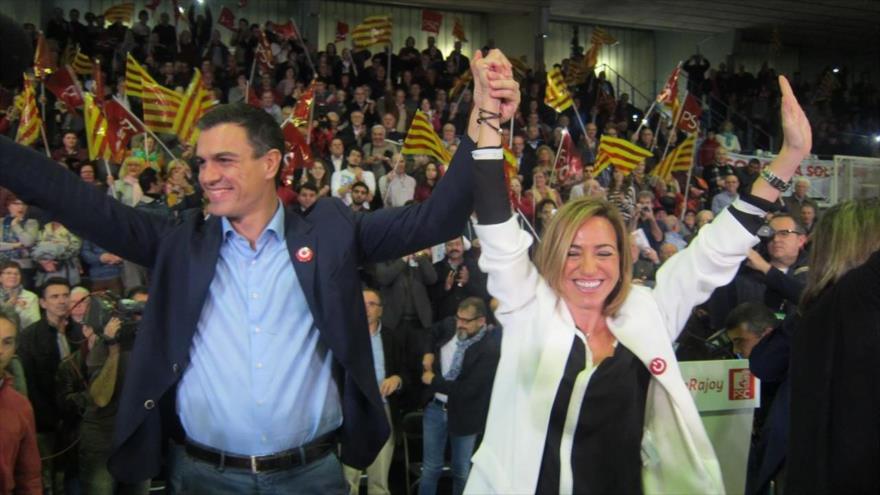 El candidato del PSOE a la Moncloa, Pedro Sánchez, junto a su compañera de partido, la exministra de Defensa (2008-2011), Carme Chacón, durante un mitin celebrado en la localidad del Hospitalet de Llobregat, en Barcelona, 4 de diciembre de 2015.