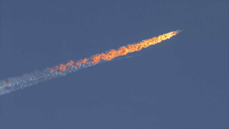 Un bombardero Sujoi-24 de Rusia arde en el cielo tras ser atacado por aviones de combate turcos cerca de la frontera sirio-turca, 24 de noviembre de 2015.