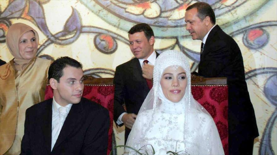 El rey jordano jordano Abdolá II y el entonces primer ministro, Recep Tayyip Erdogan, durante la boda de su hija Esra con Berat Albayrak.