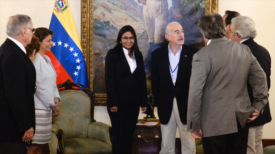 (De izquierda a derecha) los expresidentes de Costa Rica Miguel Ángel Rodríguez, de Panamá Mireya Moscoso, de Costa Rica Laura Chinchilla, la ministra de Asuntos Exteriores de Venezuela, Delcy Rodríguez, los expresidentes de Colombia Andrés Pastrana, de Bolivia Jorge Quiroga y de Uruguay Luis Lacalle, se reúnen en la Casa Amarilla, sede de la Cancillería venezolana, 5 de diciembre de 2015. 