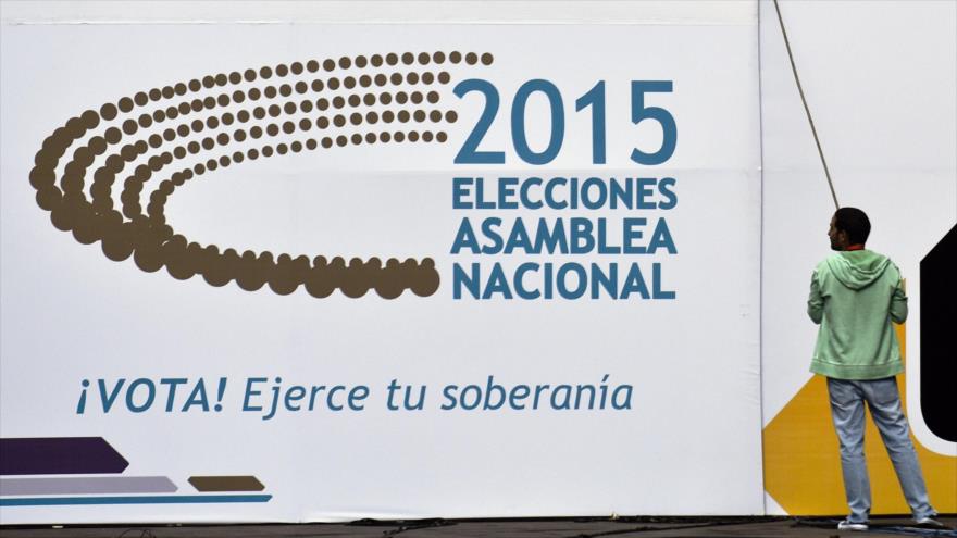 Un hombre mira a una bandera cerca de la sede del Consejo Nacional Electoral (CNE) en Caracas, capital venezolana. 5 de diciembre de 2015