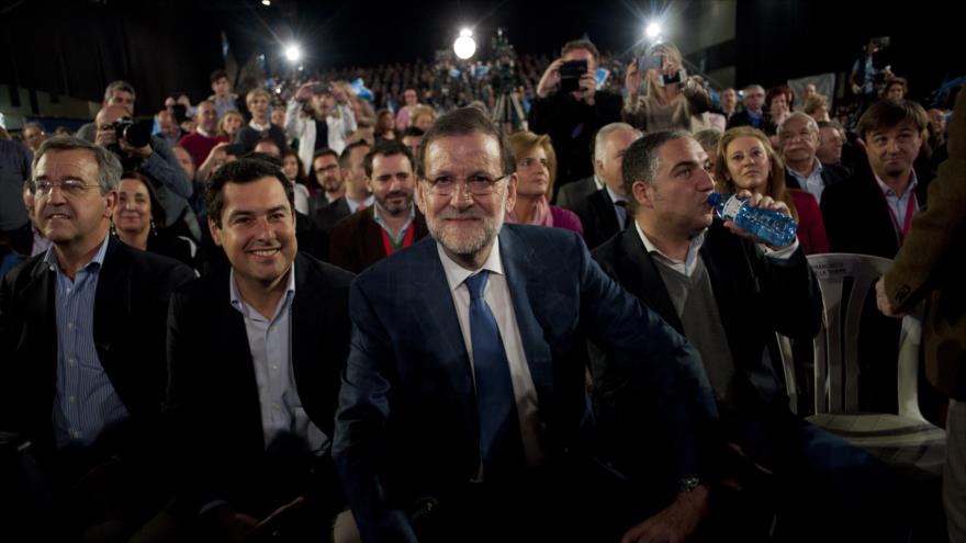 El presidente del Gobierno español y candidato por el Partido Popular (PP) en las elecciones generales del 20 de diciembre, Mariano Rajoy (centro) antes de un acto de inicio de su campaña electoral en Málaga. 3 de diciembre de 2015. 