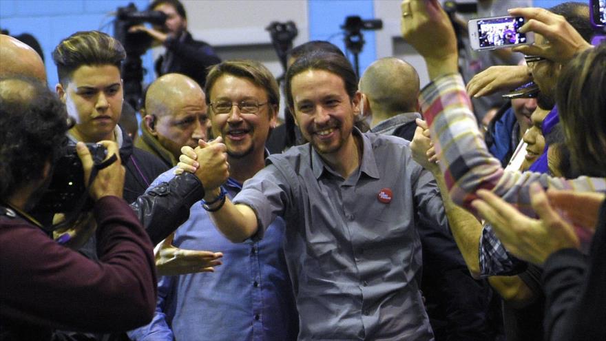 El líder de Podemos, Pablo Iglesias, saluda durante el primer gran mitin de la plataforma de confluencia EnComúPodem en Cataluña (noreste de España) de cara a las elecciones generales del 20-D, 5 de diciembre de 2015.
