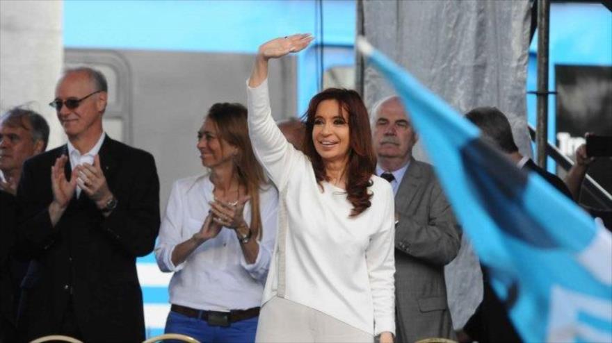 La presidenta de Argentina, Cristina Fernández de Kirchner, pronuncia un discurso en la estación Don Bosco del Ferrocorril Roca, situada en la capitalina ciudad de Buenos Aires, 5 de diciembre de 2015.