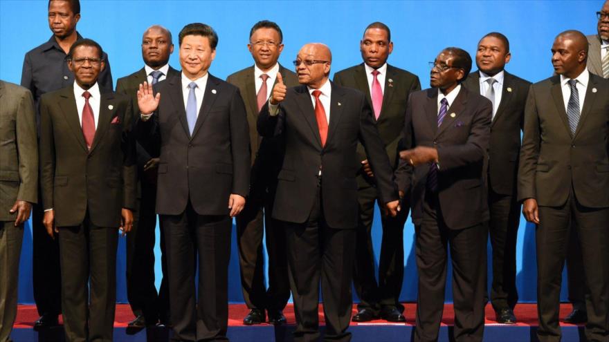 El presidente chino, Xi Jinping (2º izda.) junto a otros jefes de Estado y de Gobierno de países africanos en la Cumbre del Foro de Cooperación China-África (Focac) en Johannesburgo, Sudáfrica, 5 de diciembre de 2015.