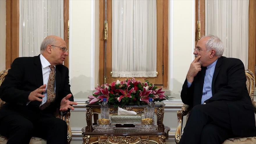 El canciller de Irán, Mohamad Yavad Zarif (dcha.) en una reunión en Teherán, la capital iraní, con Kamal Muftich, nuevo embajador de Bosnia-Herzegovina, 6 de diciembre de 2015.