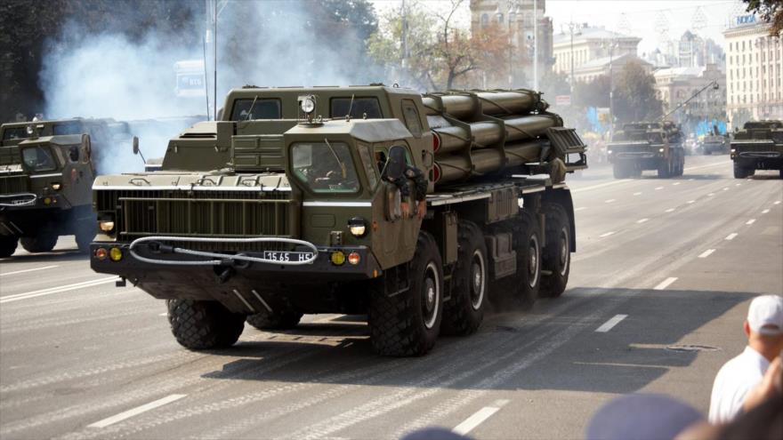 Un lanzacohetes múltiple BM-30 Smerch (Tornado) durante un desfile en Ucrania.