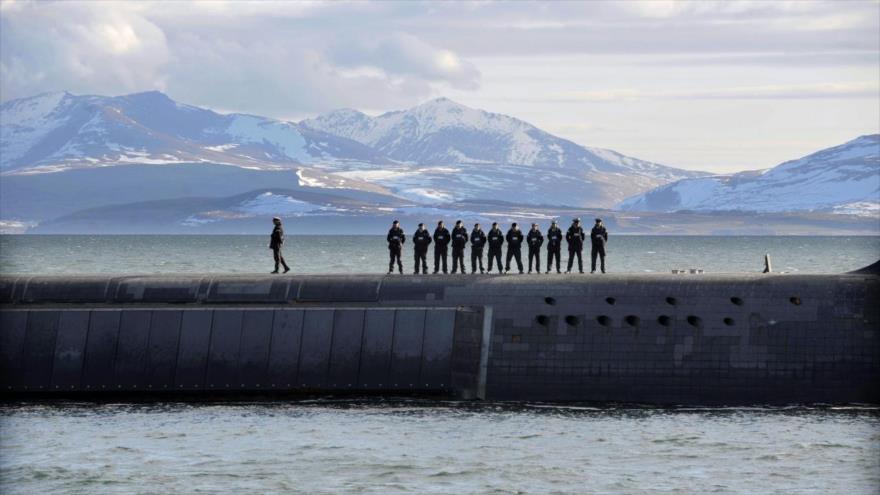 Personal de la Armada británica encima del submarino nuclear Trident, el HMS Victorious, patrullando la costa oeste de Escocia.