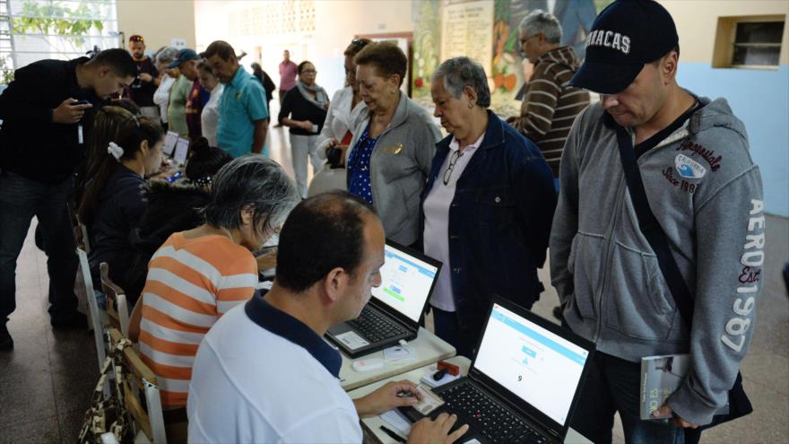 Los venezolanos esperan a ejercer su derecho al voto en un colegio electoral en la capitalina ciudad de Caracas, 6 de diciembre de 2015.