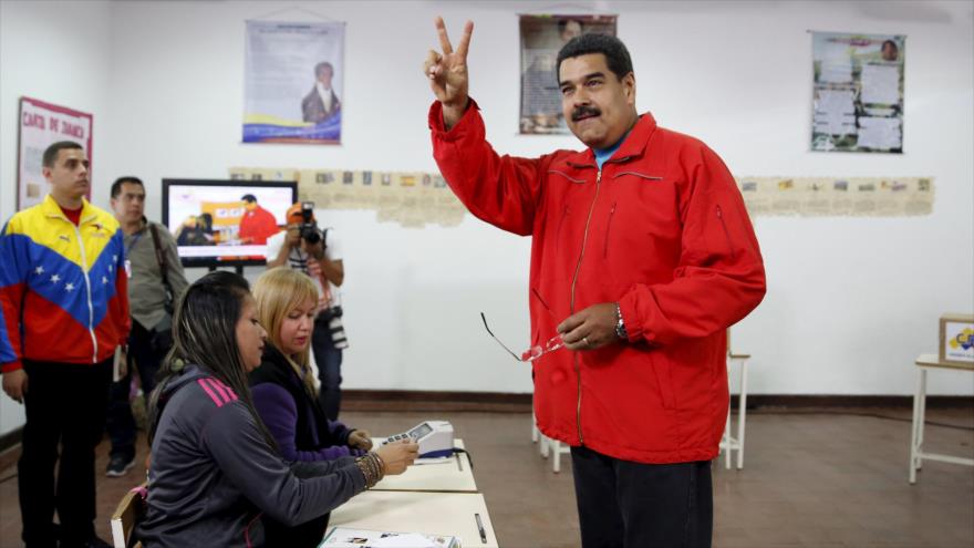 El presidente de Venezuela, Nicolás Maduro, tras emitir su voto en las elecciones legislativas, Caracas, 6 de diciembre 2015.