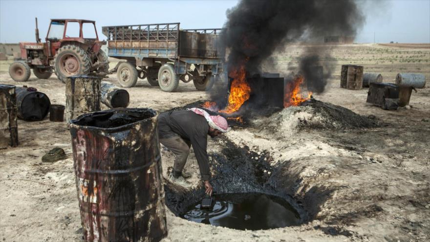Un hombre en las afueras de la ciudad siria de Al-Raqa refina petróleo traído de la provincia de Deir Al-Zur para producir combustible.