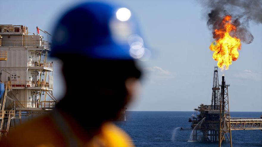 El precio del petróleo cae a su nivel más bajo desde 2009.