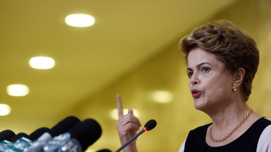 Presidenta de Brasil, Dilma Rousseff, habla durante una conferencia de prensa en Brasilia (capital), 7 de diciembre de 2015.